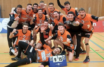 Ausgelassener Jubel in Zirndorf: Dank ihres 3:2-Auswärtssiegs in Bayern ziehen die Zschopauer Volleyballer in die Playoffs der Dritten Liga Ost ein.
