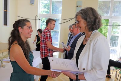Jahrgangsbeste Dshamila Bornschein (l.) erhält ihr Zeugnis von Ulrike Dornwell überreicht.