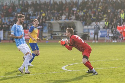 RFC-Torhüter Patrick Hettwer ist in dieser Szene rechtzeitig vorm zweifachen CFC-Torschützen Dejan Bozic am Ball.