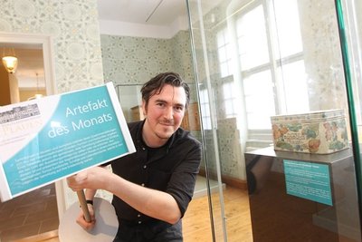 Lukas Mathiaschek, Ausstellungskoordinator im Plauener Vogtlandmuseum, wirbt für die neue Aktion "Artefakt des Monats". Weil im Museumsdepot viele Schätze schlummern, wird nun regelmäßig ein Exponat vorgestellt. Derzeit: eine besondere Bonbondose.