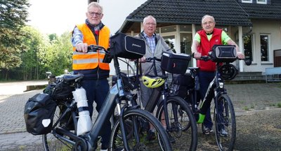 Auf zur nächsten Etappe: Nach der Übernachtung im Hotel "Zur Heinzebank" machen sich Johann Hesselink, Heinz-Dieter Miener und Roland Hirche (von links) wieder auf den Weg. 