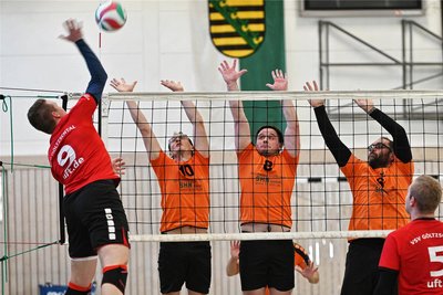 Der Dreierblock mit Dirk Naupert, David Heilmann und Denny Jonies (v. l.) stand gegen den VSV Fortuna Göltzschtal oft gut. Naupert und Jonies waren am Sonntag noch bei der Ü-41-Regionalmeisterschaft in Nordhausen dabei. Dort wurden die Milkauer Dritter.