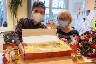 Schulsekretärin Uta Gläser und Lehrer Steve Schubert organisieren am Landkreis-Gymnasium St. Annen in Annaberg-Buchholz das Testen von gut 460 Schülern - ein enormer Aufwand. Deshalb erhielten sie einen Dankesstollen. Solche vergeben die Annaberger Backwaren und die "Freie Presse" Annaberg in der Weihnachtszeit.