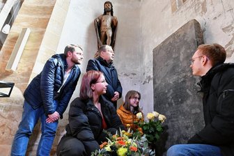 425. Geburtstag von Andreas Möller: Schüler legen am Grabstein im Freiberger Dom Blumen nieder - Andreas Eißner, Jana Vogler, Volker Bannies, Johanna Sarodnik, Carl Müller (v.l.) am Grabstein von Andreas Möller.