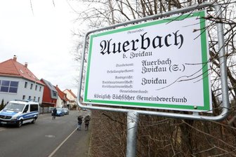 43-Jähriger bei Zwangsräumung in Zwickau festgenommen - Dieses Schild am Wohnhaus, das am Dienstag geräumt wurde, verweist auf einen "könglich sächsischen Gemeindeverbund".