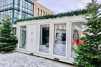 43-Jähriger zerstört „Funkel-Fenster“ in Limbach-Oberfrohna - Mit einer Holzplatte musste das zerstörte „Funkel-Fenster“ auf dem Johannisplatz gesichert werden.