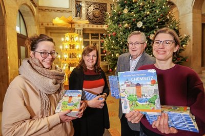 Die Babylotsen Stefanie Reuther und Andrea Ganzlin bekommen die Wimmelbücher von Joachim Käschel und Stephanie Brittnacher  (v.l.n.r.) im Rathaus überreicht.