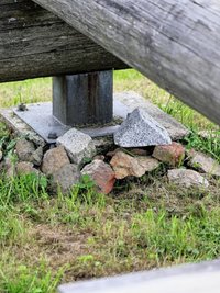 Einige der Steine, mit denen die Friedensglocke wohl beworfen worden war. 