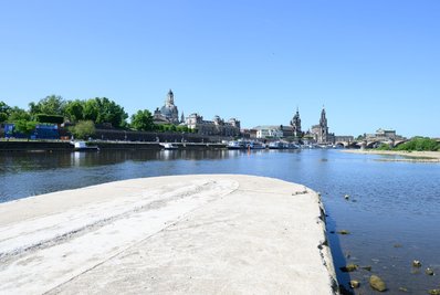 Ein Teil der Dresdner Carolabrücke stürzte im September 2024 ein, auch die Reste mussten abgerissen werden. Übrig geblieben ist ein Fundament in der Elbe. (Archivbild)