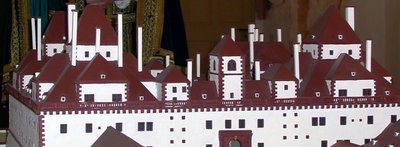 Das Modell zeigt die Augustusburg in ihrer ursprünglichen Renaissance-Bauform. Zum großen Umbau um 1802 wurde die dritte Etage zurückgebaut und auch all die Aufbauten, etwa Kamine, abgerissen. Das Material ließ man damals in der Burg. 
