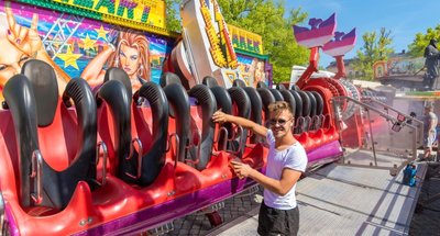Auf dem Marienberger Marktfest stellt Philipp Wiemer zum ersten Mal seinen "Heartbreaker" auf.