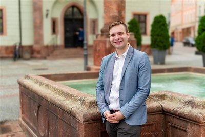 Diego Eilenberger will vom Klassenzimmer ins Rathaus ziehen. Am 9. Juni tritt der 18-Jährige bei den Kommunalwahlen an.