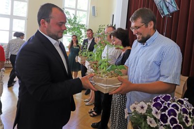 Als Abschiedsgeschenk bekamen die Lehrer des Fachschulzentrums Freiberg/Zug noch grüne Geschenke von ihren Schülern.