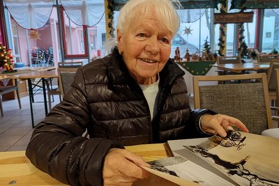 Regina Frey blättert im Pflegeheim „Am Mortelgrund“ in Sayda in ihrem Fotoalbum. Die 85-Jährige aus Brand-Erbisdorf war einst eine gefeierte Kunstradfahrerin.