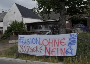 Plakate werben in Wildbach für einen Bürgerentscheid.