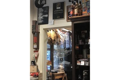 Über der Tür zu Jörg Churfürst-Pilles begehbarem Humidor prangt das Zertifikat für den Status eines „Habanos specialists“, eines Spezialladens für Havannas - der einzige in Sachsen.