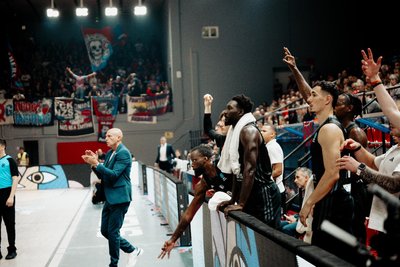 Die Niners Chemnitz präsentierten sich in Athen als Team, auch von der Bank kam ununterbrochen Unterstützung. Am Ende hat es aber nicht zum Sieg gereicht.