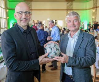 Zur Festveranstaltung der HSG Freiberg im Brauhof gab es natürlich Geschenke. LSTW-Geschäftsführer Volker Walter überreichte HSG-Manager Stefan Lange (l.) einen ganz besonderen Ball. 