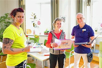 Hospizleiterin Ramona Badura (Mitte) bespricht mit Michele Löffler und Christoph Matthias die nächsten Arbeiten.