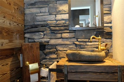 Einblick in eines der Manufaktur-Musterbäder. Die Exponate bilden die Trends der Branche mit neuen Gestaltungsideen sowie neuen Baumaterialien ab.