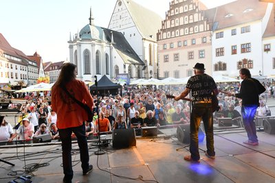 Konzert mit Karussel im vollbesetzten Bierdorf zum Abschluss des 34. Bergstadtfestes.
