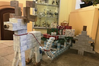 Ein Sinnbild für die aktuelle Lage: Aus ausgedienten Corona-Schnelltest-Schachteln ist am Landkreis-Gymnasium St. Annen in Annaberg-Buchholz Weihnachtsschmuck wie ein Rentier entstanden. 