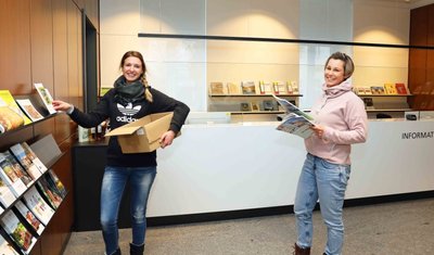 Die beiden Rathausmitarbeiterinnen Julia Rosenlöcher (links) und Kristin Franke beim Bestücken der Regale mit reichlich Info-Material für Einwohner und Besucher der Großen Kreisstadt. 
