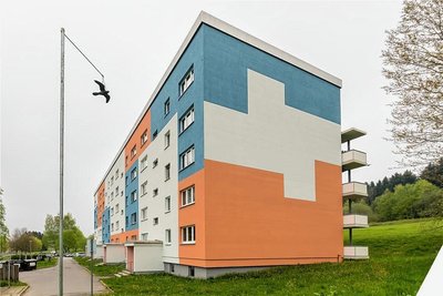 Die Vogelattrappe soll die Giebelseite des Wohnblocks schützen. 