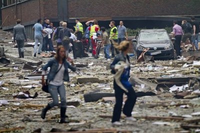 Norwegen ist Ziel von zwei blutigen Angriffen mit bis zu 17 Toten geworden: Bei einer Bombenexplosion in Oslo (Foto) starben mindestens sieben Menschen, wenig später erschoss ein Angreifer in einem Jugendcamp der Arbeiterpartei bis zu zehn Menschen.