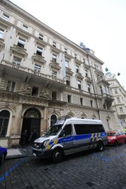 Ein Polizeifahrzeug vor einem Hotel in der Naplanni-Straße in Prag, in dem am Samstagabend ein Feuer ausgebrochen war.
