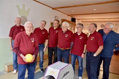 Die Kegeltruppe "Die Spezies" trifft sich jeden Montag mit Gründungsmitglied Siegfried Aurich.