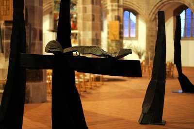 Ausgewählte Brockhage-Arbeiten, wie „Opferung“ aus Moor-Eiche (im Vordergrund), waren ein Jahr nach seinem Tod in der Schneeberger St-Wolfgangkirche zu sehen.