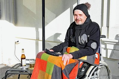 Hospizgast Bodo Goeritz aus Gera genoss am Donnerstag die Wintersonne auf der Terrasse des Hauses.