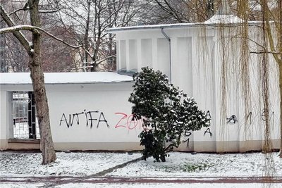 Außenwände des Pavillons am Schloßteich wurden in den zurückliegenden Tagen beschmiert. Die linksmotivierten Klecksereien wurden großflächig aufgebracht. Die Polizei ermittelt. 