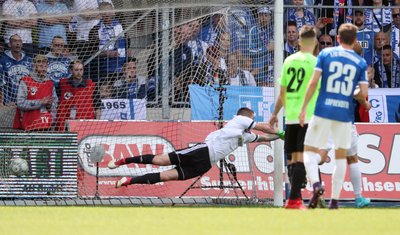 Keine Chance für den Chemnitzer Keeper Kevin Kunz: Philip Türpitz trifft zum 3:0 für Magdeburg.