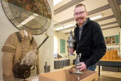 Museumsleiter Lasse Eggers packt beim Umzug mit an. 