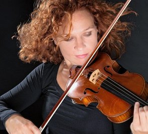 Sophie Heinrich spielt auf einer Violine von Gian Francesco Pressenda (Turin, 1838). 