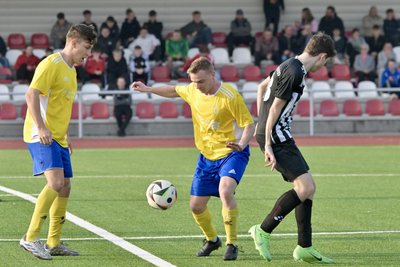 Für Franz Gündel (Mitte) und die Landesklasse-Fußballer aus Mülsen war in Stollberg nichts zu holen.