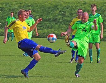 Zweikampf um den Ball zwischen dem Werdauer Kapitän Fabian Unger (rechts) und dem Mülsener Franz Thümmler. 