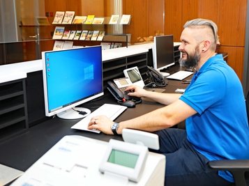 IT-Systemtechniker Alan Uhlmann beim Einrichten der Computer und der anderen Geräte der neuen Stadt- und Tourist-Information.