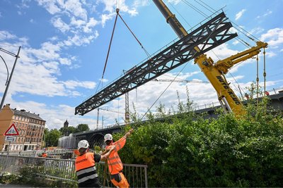 Ein Teil der am Eisenbahnviadukt Chemnitz demontierten Behelfsbrücke soll nun als Fußgängerbrücke an der Göltzschtalbrücke dienen.