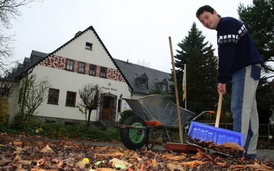 
              <p class="artikelinhalt">Laub schaufeln statt Gäste betreuen: Herbergsvater Marcel Grasselt hofft auf steigende Besucherzahlen.</p>
            