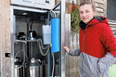 Carolin Stumpf zeigte den Milchautomat zur Inbetriebnahme. Die junge Landwirtin krempelte den Hof um und setzt auf Bio. 