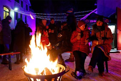 Plätze am Feuer waren bei der „Langen Lungscher Lühweinnacht“ am Samstagabend gefragt.