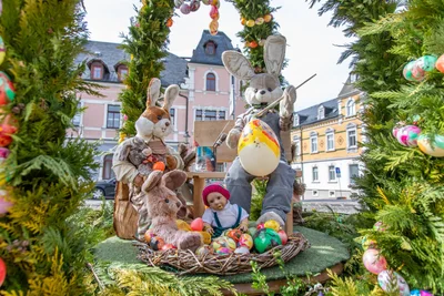 Der Osterbrunnen am Elterleiner Markt ist Bestandteil der Osterbrunnentour in der Greifenstein-Region.