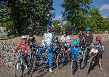 Der ehemalige Trialweltmeister Marco Thomi kam zur Eröffnung der Pumptrack-Anlage in Schlettau. 