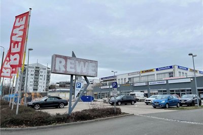 Das Kosmoscenter in Zwickau-Eckersbach wartet bald mit einem vergrößerten Rewe-Markt auf. 