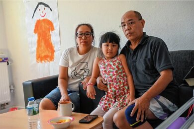Hoa Nguyen, Emilia Nguyen und Pham Phi Son in ihrer Wohnung. Ihre Perspektive in Deutschland ist ungewiss. 