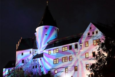 Zur Nacht der Lichter in Schwarzenberg werden markante Gebäude wie das Schloss farbig angestrahlt.
