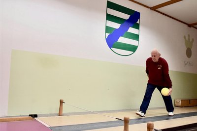 Siegfried Aurich wirft mit 100 Jahren die Kegelkugel mit links - wortwörtlich.